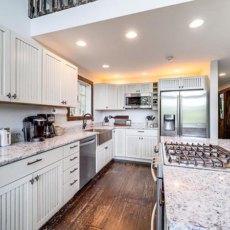 Luxe Appalachian Mountain Cabin With Hot Tub, Views Warrensville エクステリア 写真