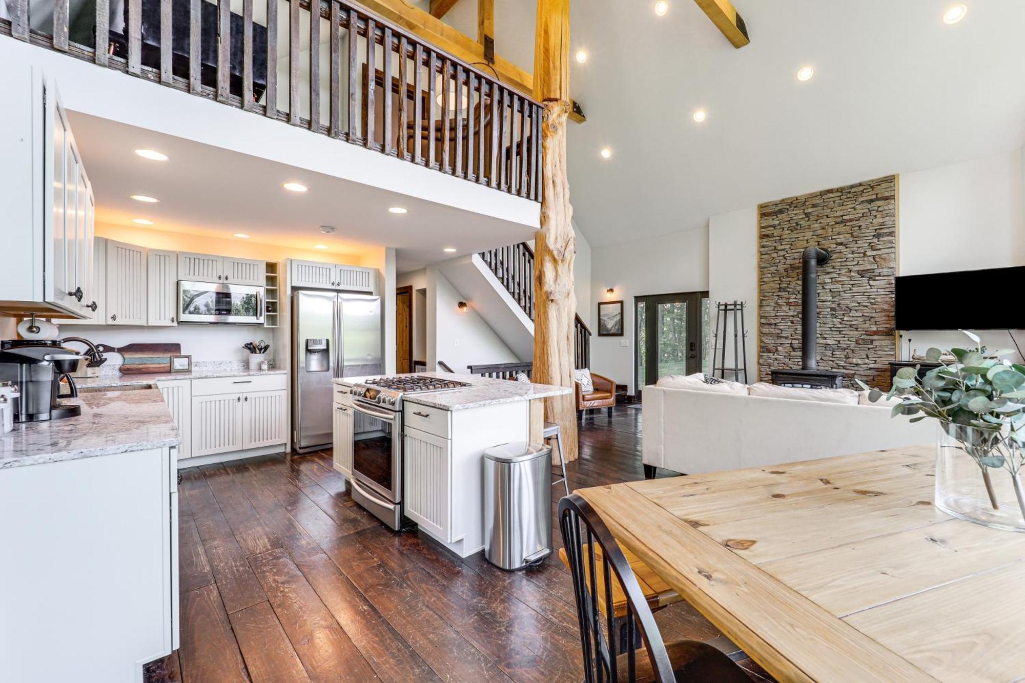 Luxe Appalachian Mountain Cabin With Hot Tub, Views Warrensville エクステリア 写真