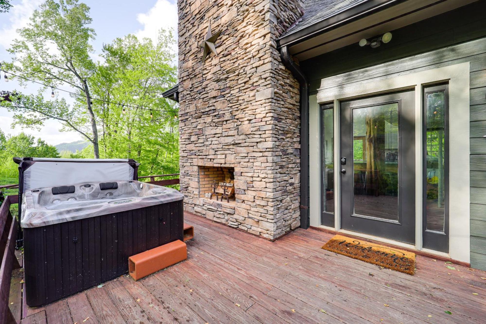 Luxe Appalachian Mountain Cabin With Hot Tub, Views Warrensville エクステリア 写真