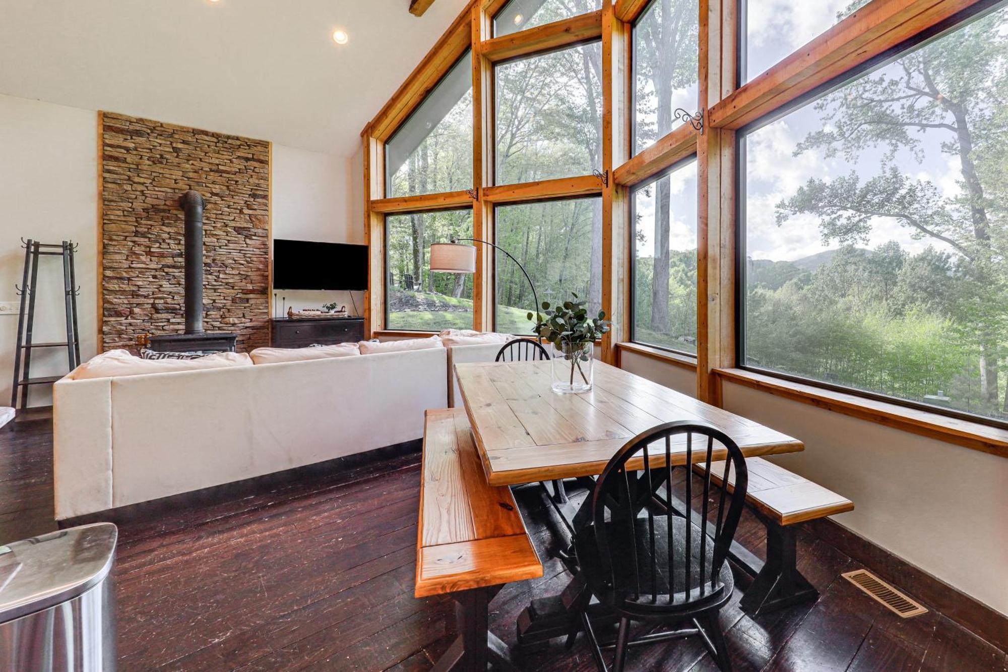 Luxe Appalachian Mountain Cabin With Hot Tub, Views Warrensville エクステリア 写真