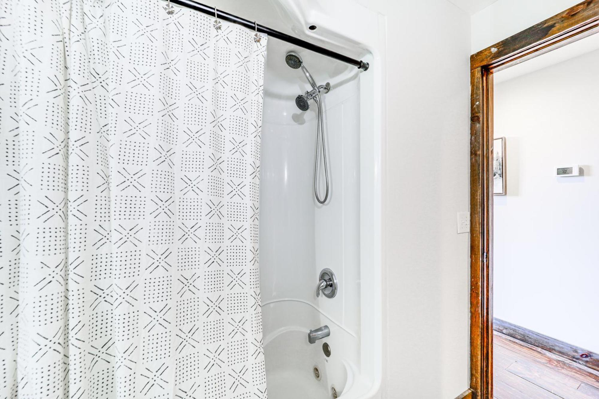 Luxe Appalachian Mountain Cabin With Hot Tub, Views Warrensville エクステリア 写真