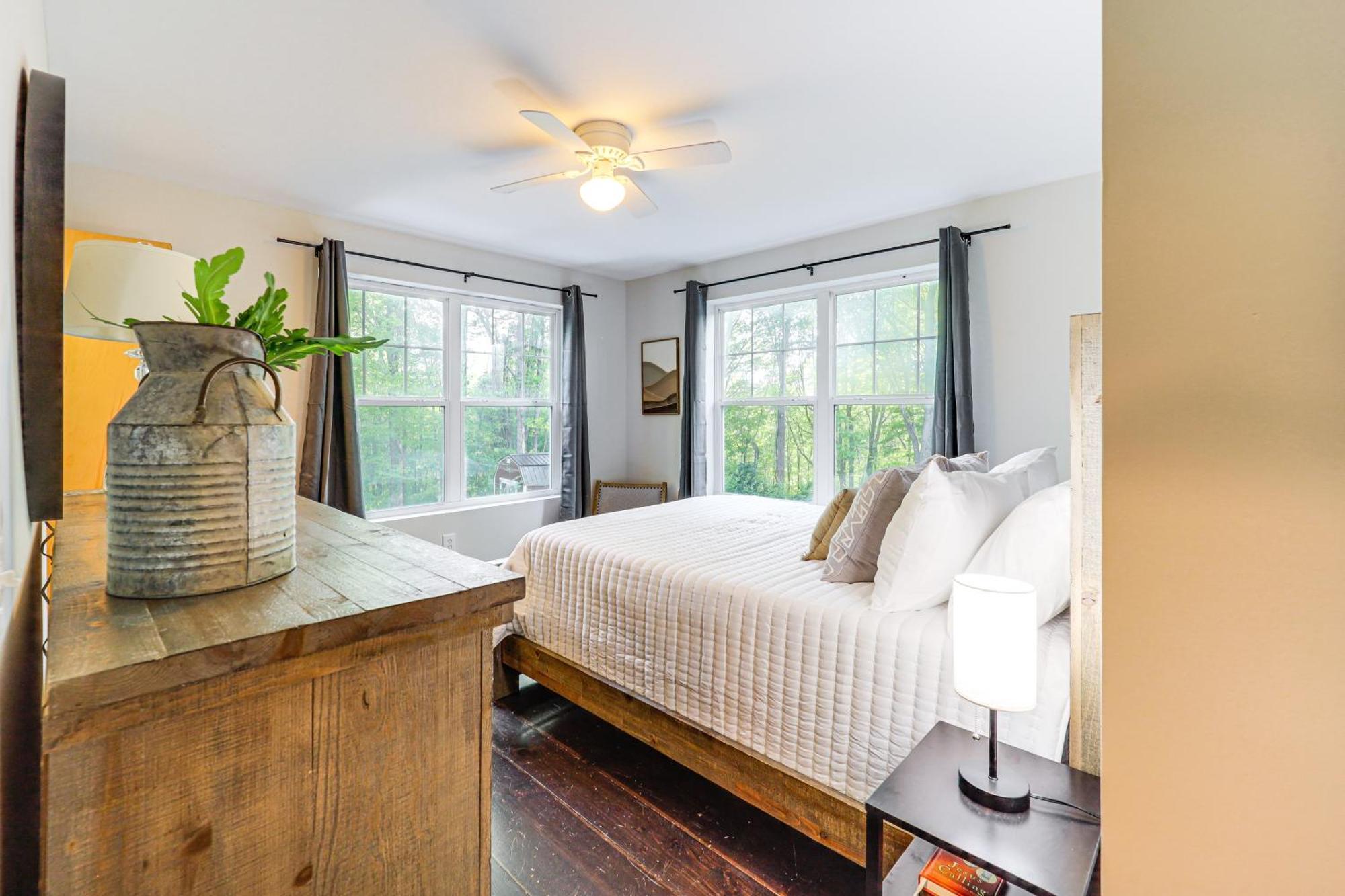 Luxe Appalachian Mountain Cabin With Hot Tub, Views Warrensville エクステリア 写真