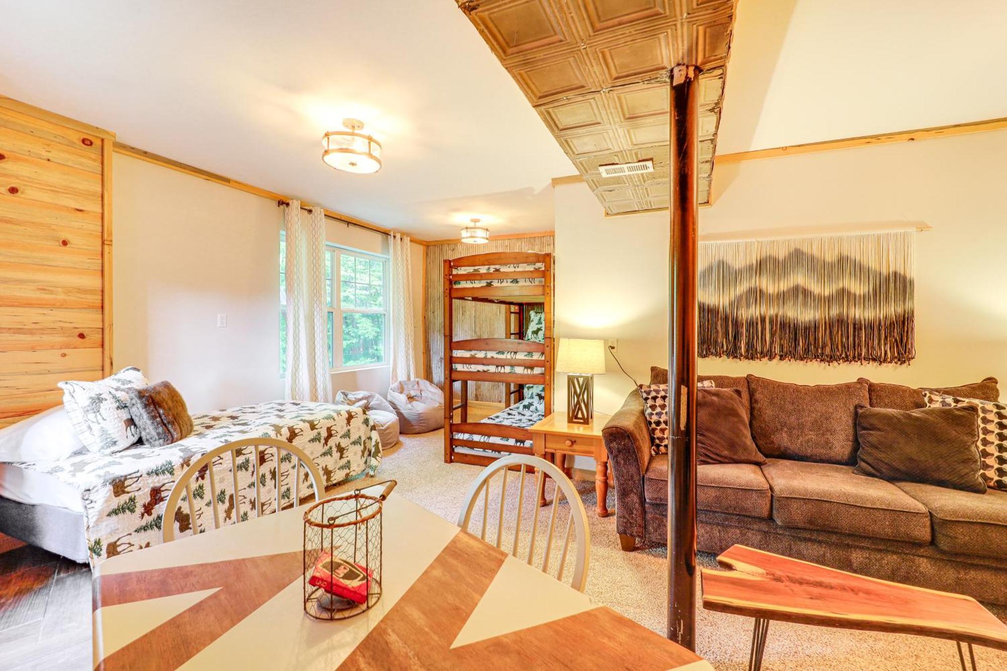 Luxe Appalachian Mountain Cabin With Hot Tub, Views Warrensville エクステリア 写真