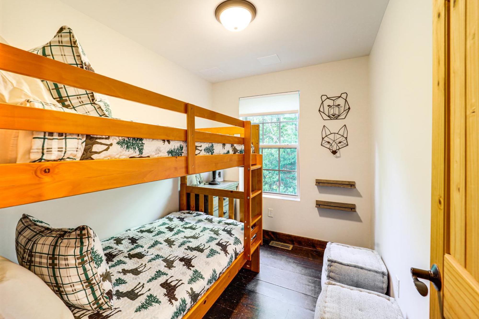 Luxe Appalachian Mountain Cabin With Hot Tub, Views Warrensville エクステリア 写真