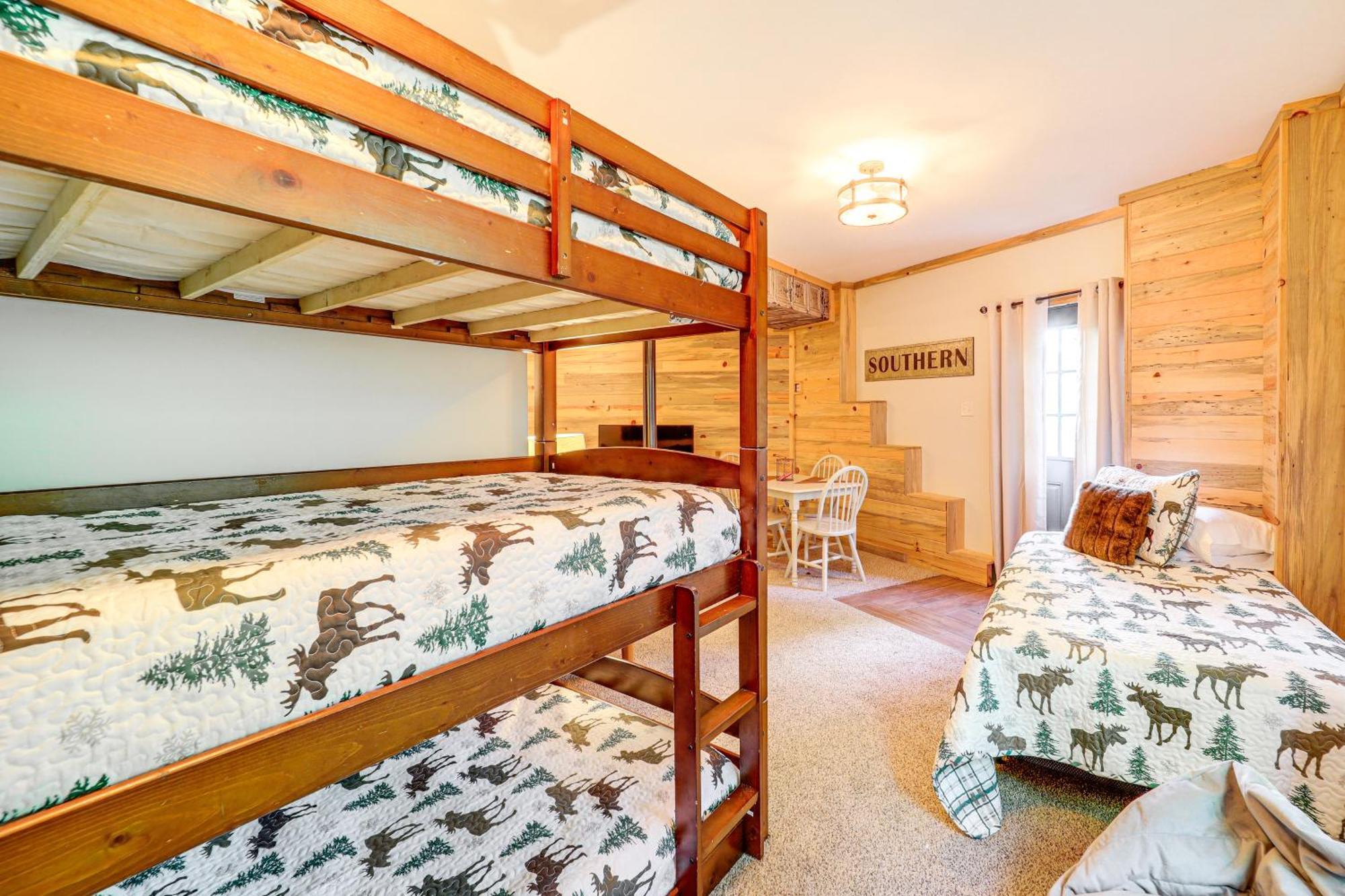 Luxe Appalachian Mountain Cabin With Hot Tub, Views Warrensville エクステリア 写真