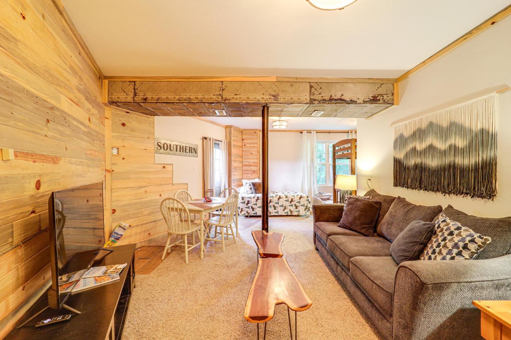 Luxe Appalachian Mountain Cabin With Hot Tub, Views Warrensville エクステリア 写真