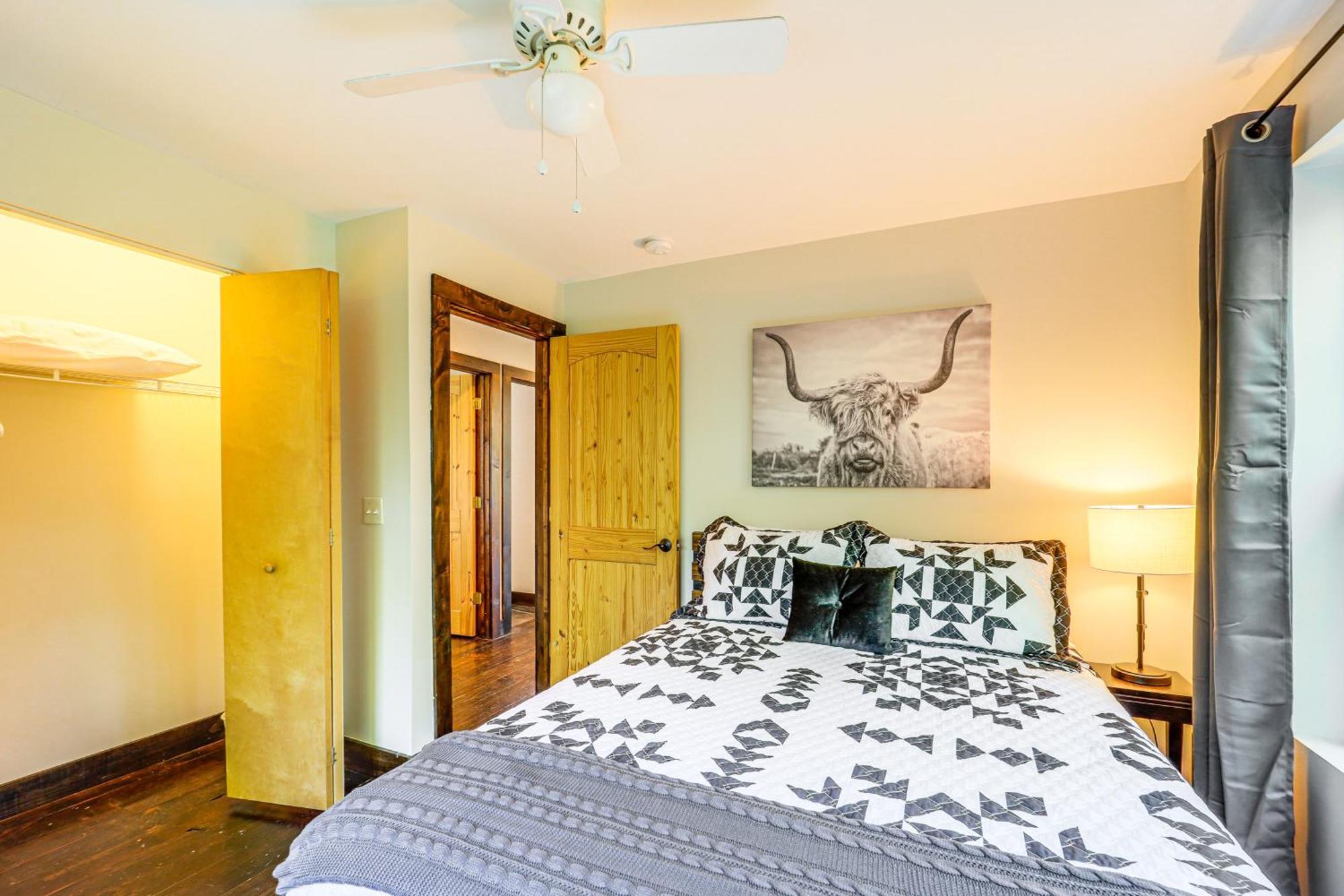 Luxe Appalachian Mountain Cabin With Hot Tub, Views Warrensville エクステリア 写真