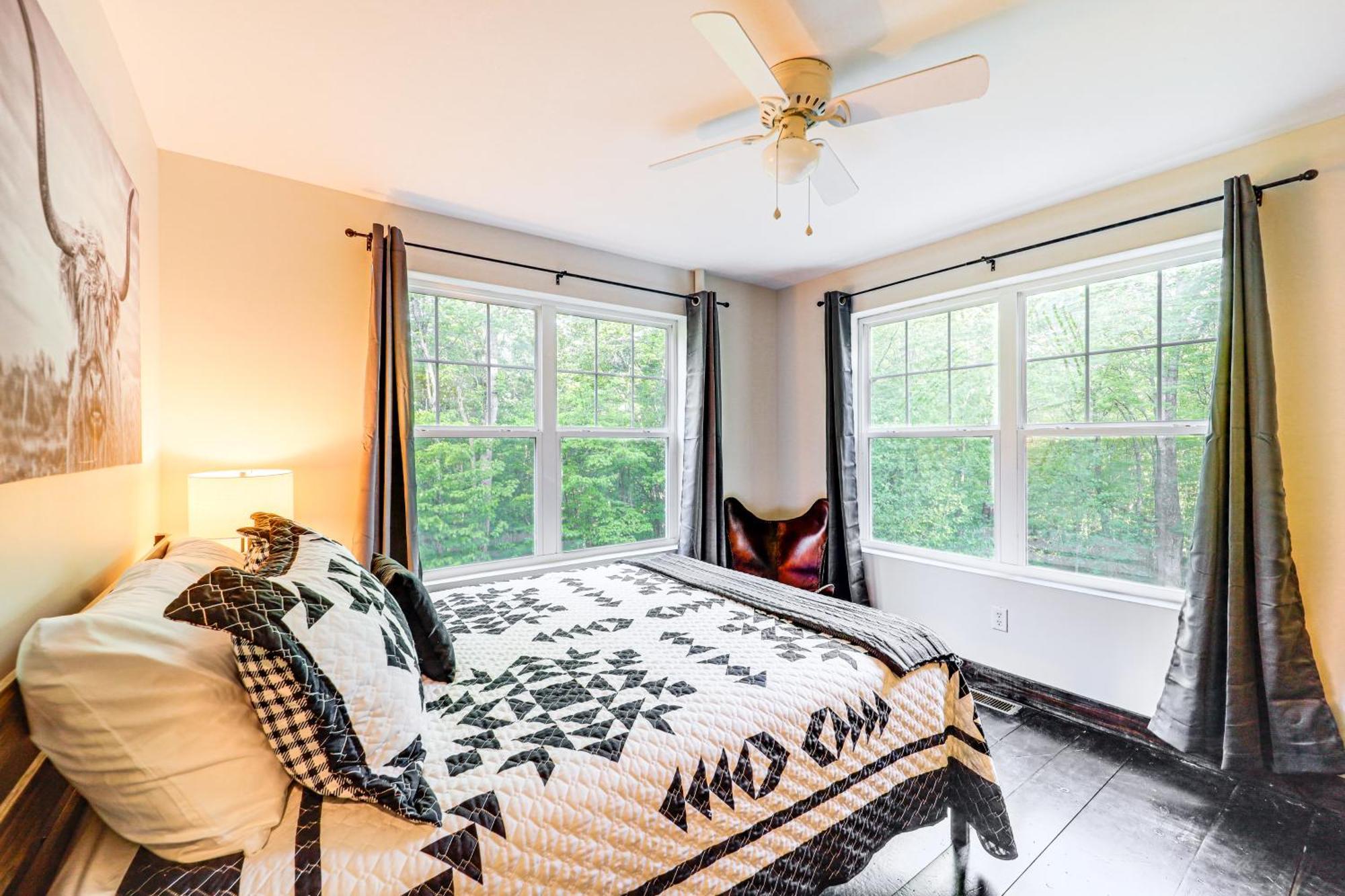 Luxe Appalachian Mountain Cabin With Hot Tub, Views Warrensville エクステリア 写真