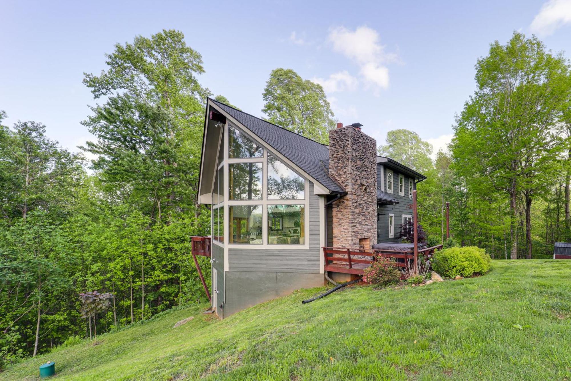 Luxe Appalachian Mountain Cabin With Hot Tub, Views Warrensville エクステリア 写真