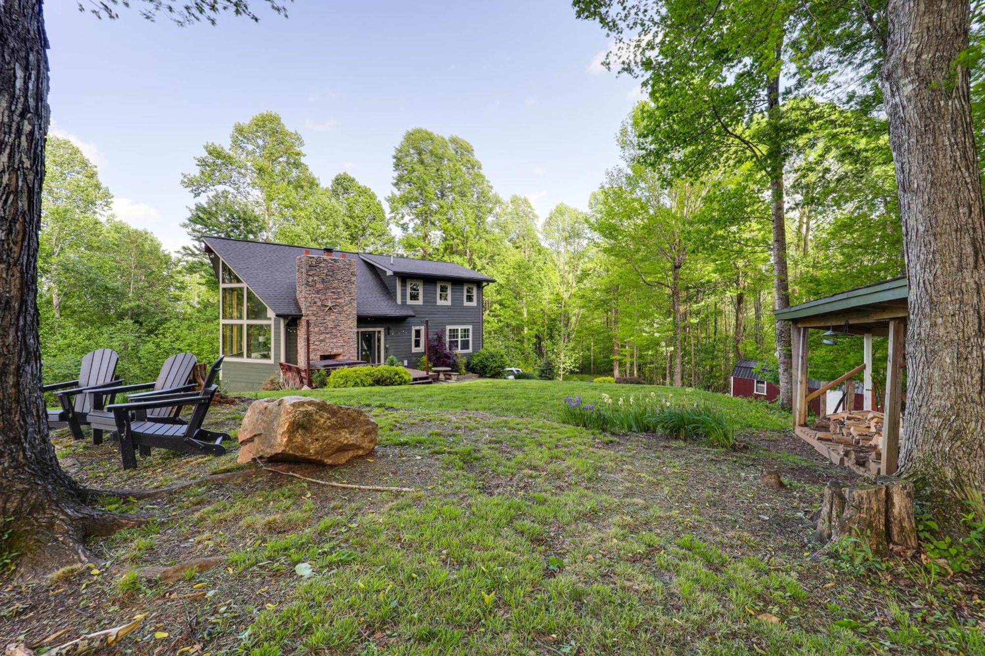 Luxe Appalachian Mountain Cabin With Hot Tub, Views Warrensville エクステリア 写真